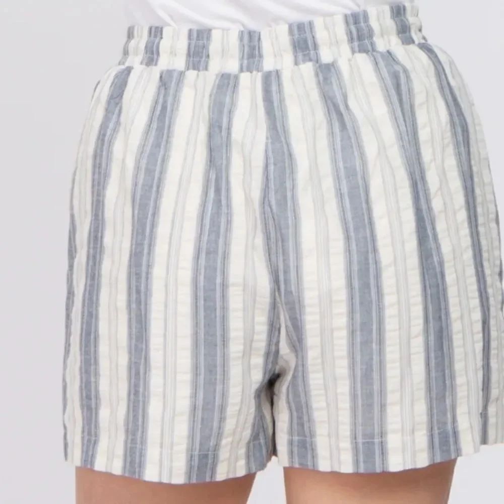 OLD NAVY STRIPE WOMEN"S SHORT